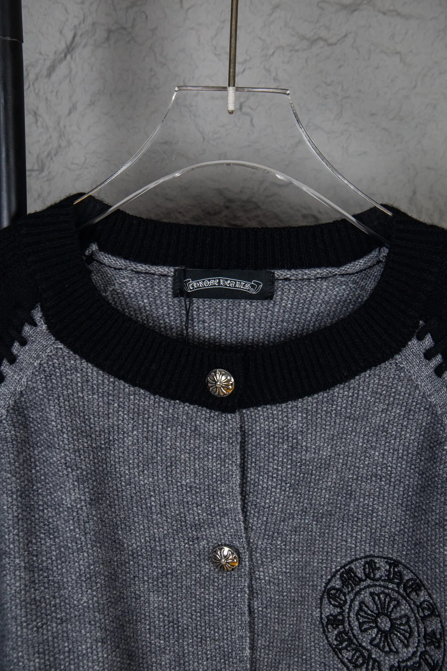P300 ChromeHearts popular Chrome Hearts CH Sanskrit horseshoe cross embroidered button cardigan jacket raglan sleeve sweater, contrasting color splicing raglan round neck knitted sweater, unique knitting texture, soft and skin-friendly, classic pattern embroidery on the front and back. Retro chic. The contrasting color raglan sleeve design and the thick stitching craftsmanship at the joints make it look great when worn alone or layered! The fit is loose and slimming! Fashionable patchwork colored sweater, colorfully intertwined, with clear layers, warm and slimming. Whether worn alone or layered, you can easily control various styles and show your personal charm. The raglan sleeves are shoulder-width in contrasting colors and have ultra-detailed embroidery on the front and back, giving it a casual street feel. It looks great when worn alone! The sleeves are designed with contrasting colors and seams, and the round neck style reveals the neck and flatters the face shape! Wool blend knitted fabric, soft, comfortable and warm to the touch. Contrasting color design➕Loose fit, not flattering on your body shape and slimming, not to mention how easy it is to wear! Basic, versatile and fashionable classic! Black and white are versatile! Black and gray high-end! Couples get involved!  Color: black and white/black gray Size: S~M~L